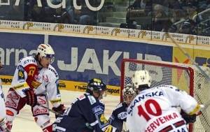 Ve finále hokejové extraligy Slavie a Karlovy Vary