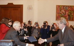 ČSSD a ODS podepsaly opoziční smlouvu