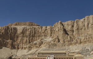 Maďarští egyptologové objevili v Thébách chrám starý pět tisíc let